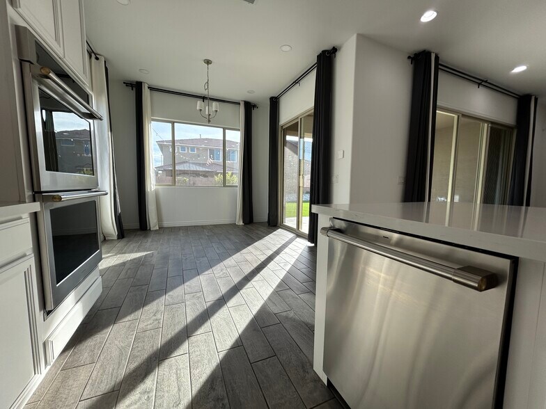 Building Photo - 8731 W Wagon Wheel Dr