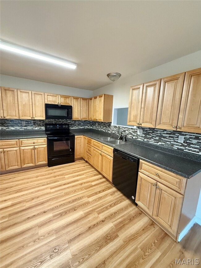 Building Photo - 455 S 6th St