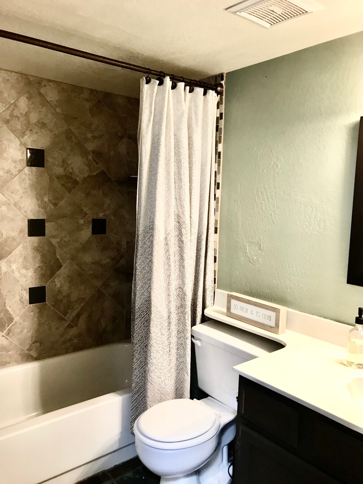 Lower Level Bathtub - 7800 E Lincoln Dr
