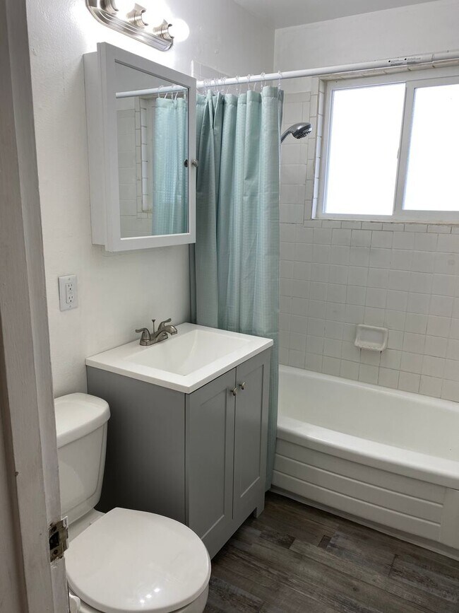 Building Photo - 4 bed 1 bath