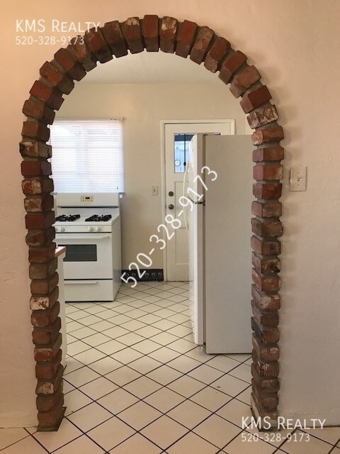 Building Photo - 625 N Desert Ave