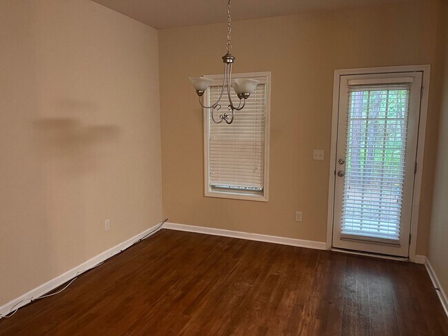 Building Photo - Lovely Townhouse