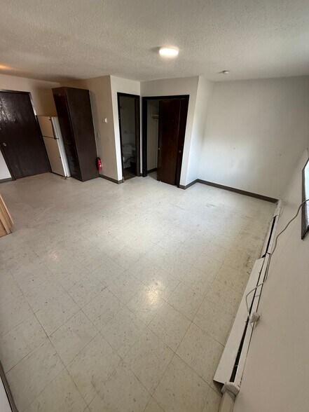 Building Photo - 320 Oak Ave N