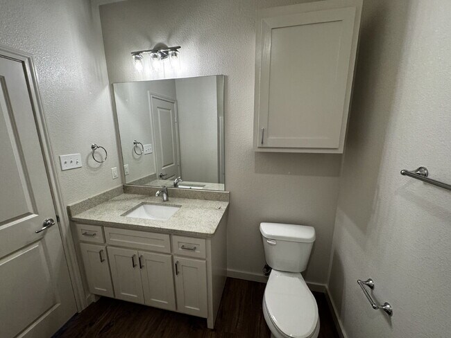 Building Photo - Luxury Townhome in Abbey Glen Community!