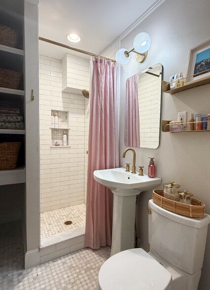 Building Photo - 25 Roslyn St