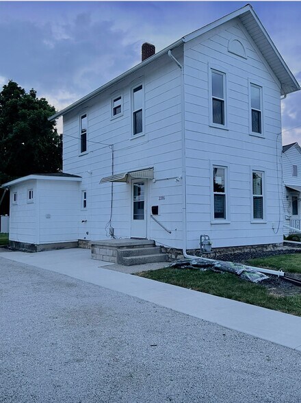 Building Photo - 2206 Lake St