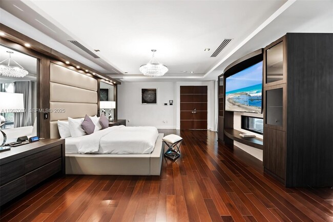 Building Photo - 300 Royal Plaza Dr