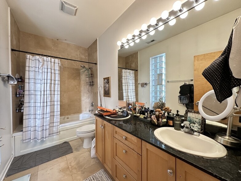 Building Photo - 1743 W North Ave