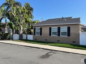 Building Photo - Location Location, dont miss the first sho...