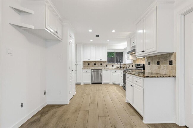 Building Photo - 725 Talmalge Hall Dr