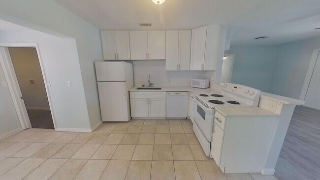 Building Photo - Freshly renovated 3/1