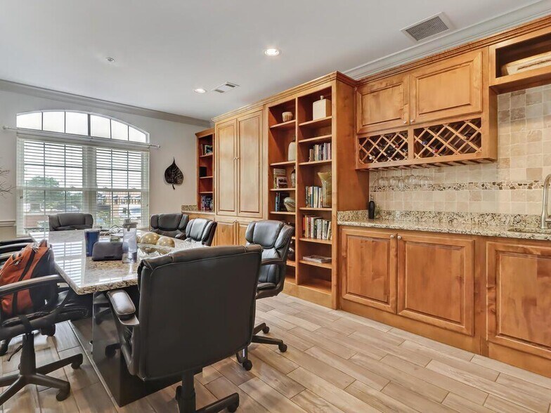 Building Photo - 1074 Peachtree Walk NE