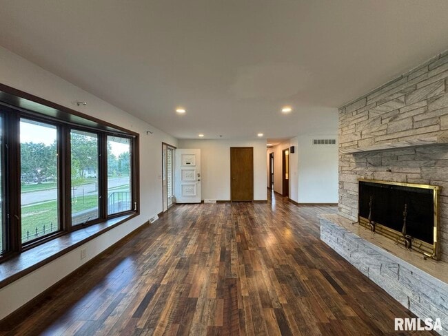 Building Photo - 3816 Ridgewood Dr