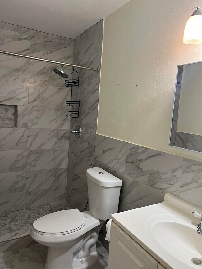 Building Photo - 131 Lake Olive Dr