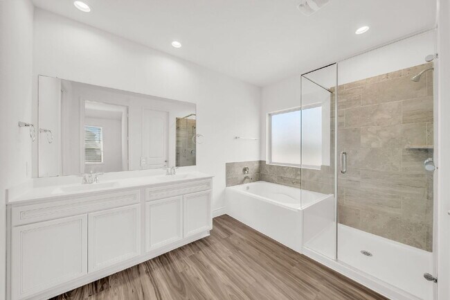 Building Photo - Stunning 4-bedroom, 3-bathroom single-stor...