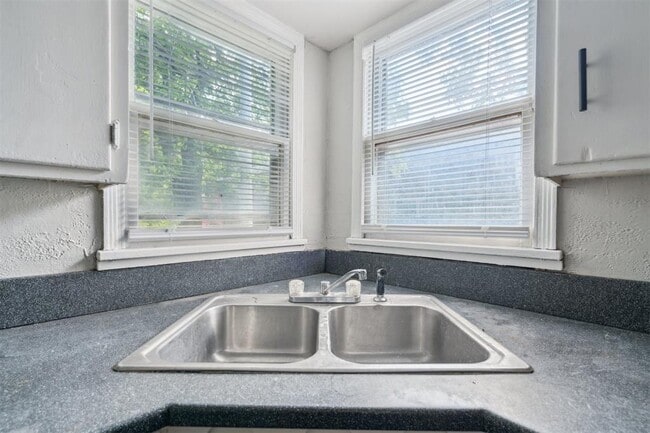 Building Photo - 306 W Mimosa Dr