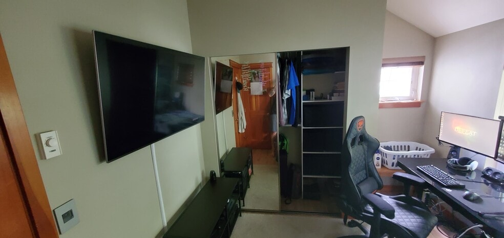 Building Photo - 1915 24th Ave S