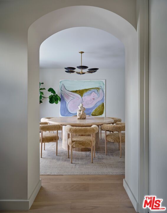 Building Photo - 8673 Hollywood Blvd