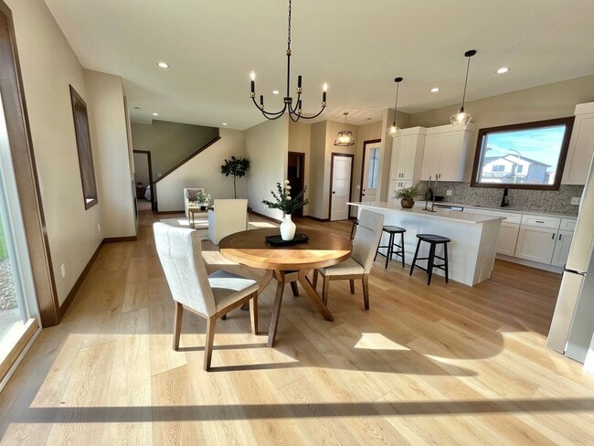 Building Photo - Stunning 5 Bed/2.5 Bath Townhome!