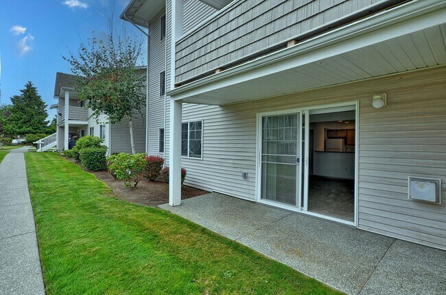 Building Photo - Charming 2-Bedroom Ground-Level Home in Qu...