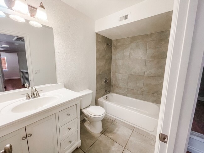Building Photo - 5 bed/3 bath home in the heart of Spring Valley!