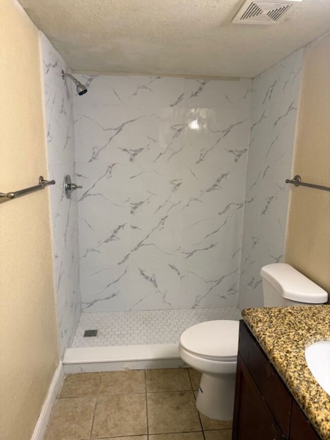 Building Photo - Large one bedroom condominium