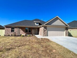 Building Photo - Single-Family Home- Desirable Cedarwood Plan