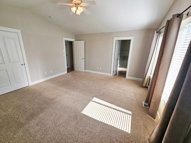 Building Photo - 917 N Cascade Dr