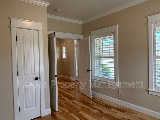 Building Photo - 573 E Halpin Dr