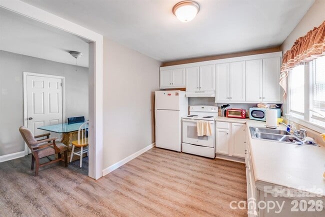 Building Photo - 301 S Mountain St