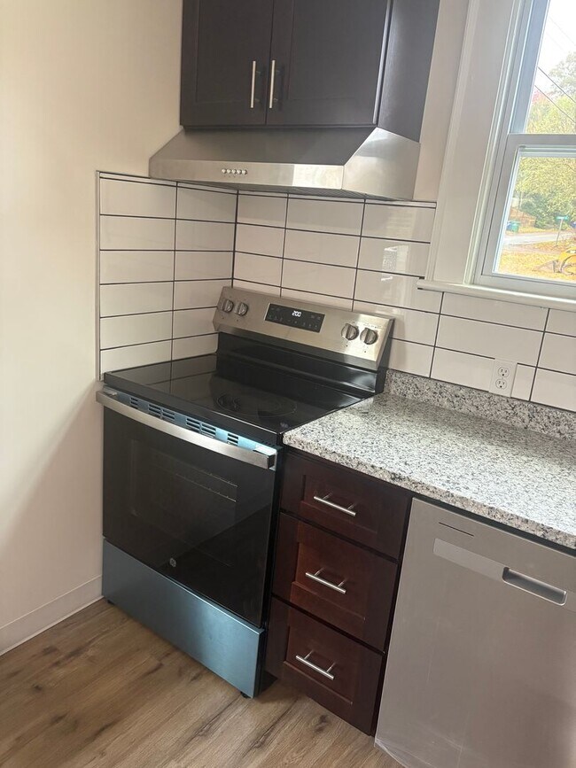 Building Photo - Newly remodeled house available now!