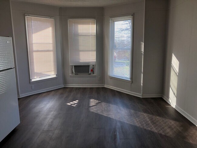 Building Photo - 809 Forest St