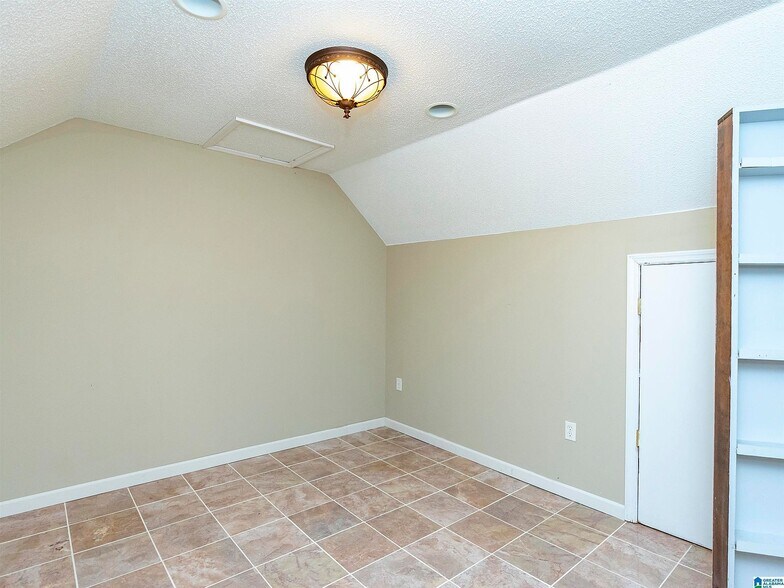 Building Photo - 2614 Royal Cir
