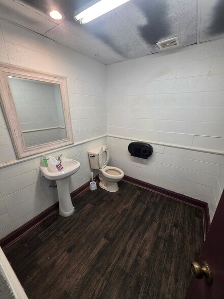 Building Photo - 2120 S Memorial Dr