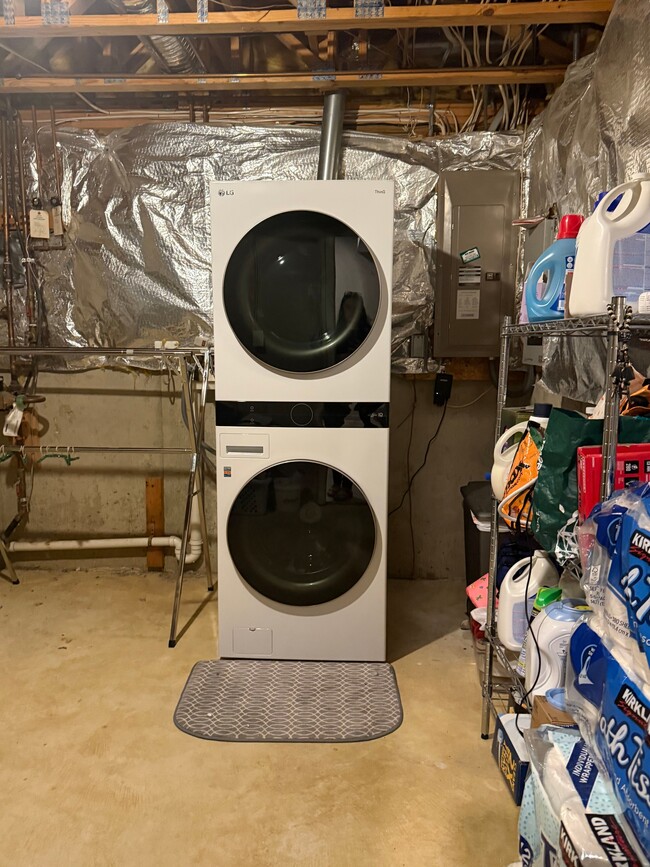 Building Photo - 2037 Woodshade Ct