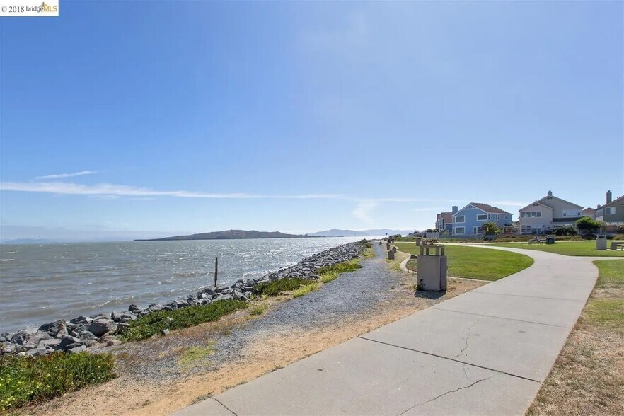 Building Photo - 119 Shoreline Ct