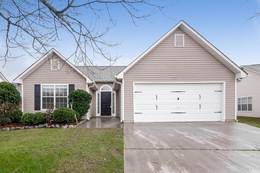 Primary Photo - 939 Maple Leaf Ridge