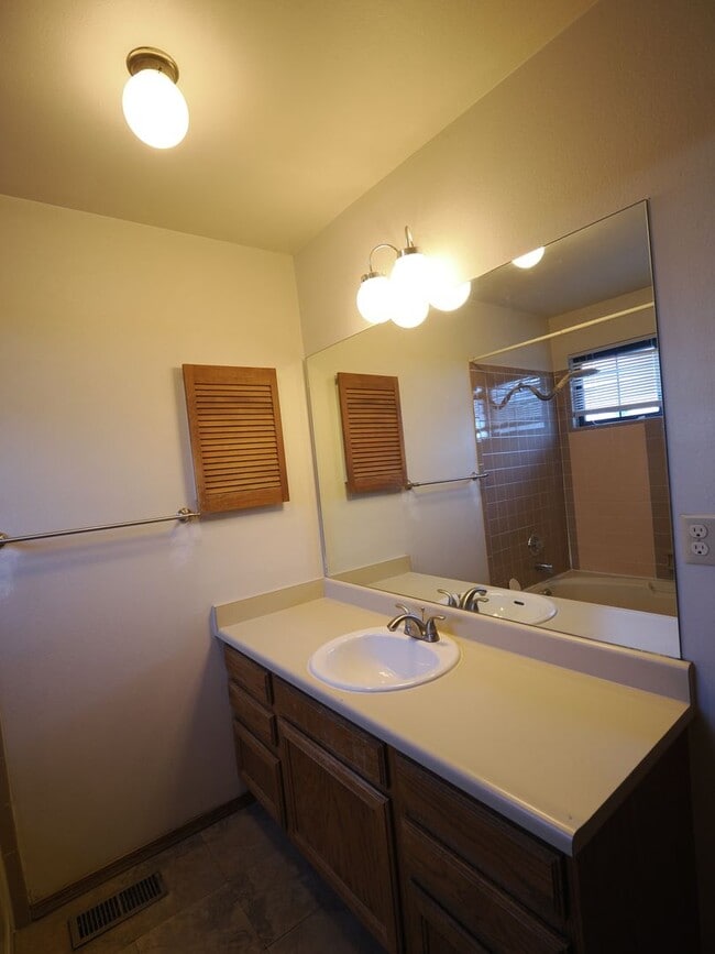 Building Photo - 3 Bdrm, 2.5 Bath Home off of Powers!