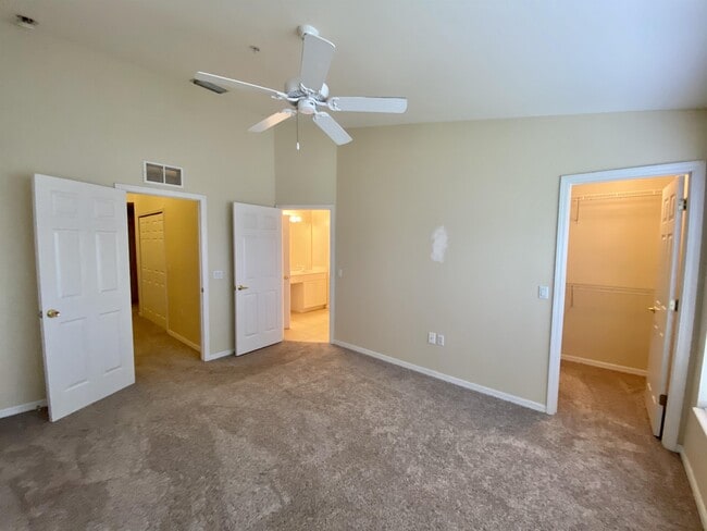 Building Photo - 860 Hampton Cir