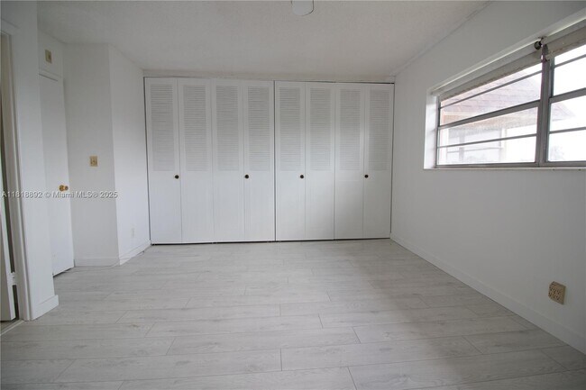 Building Photo - 5031 W Oakland Park Blvd