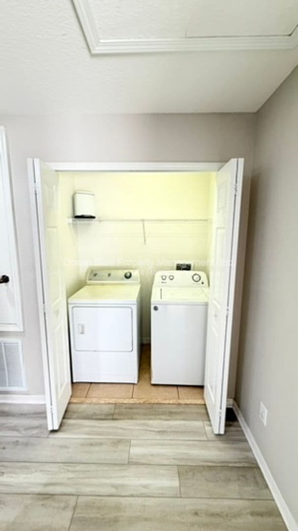 Building Photo - 1525 Hillview Ln