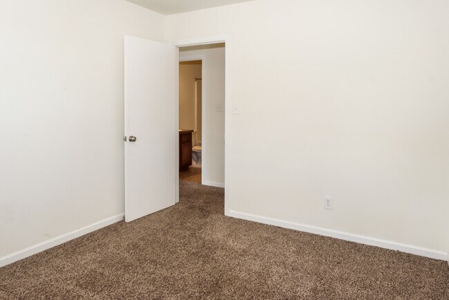 Building Photo - 15230 Mill Valley Dr