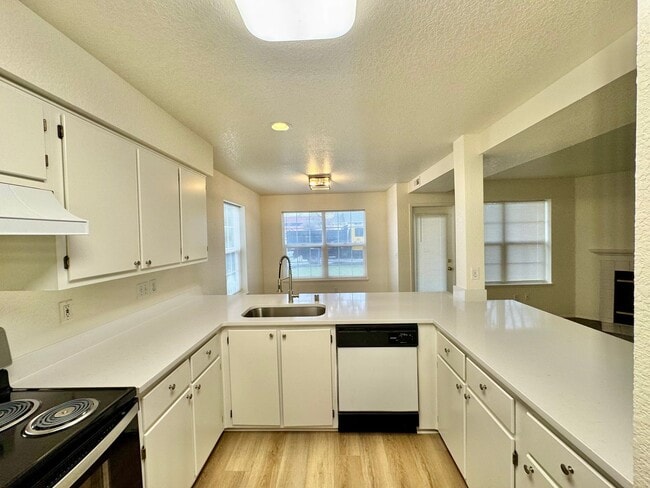 Building Photo - Beautifully Remodeled, Easy Living Townhome. Location, Location!