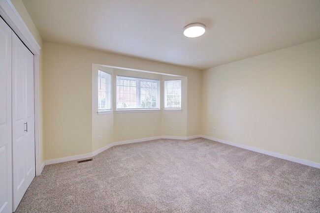 Building Photo - 3Bd/2.5Ba Lynnwood Duplex