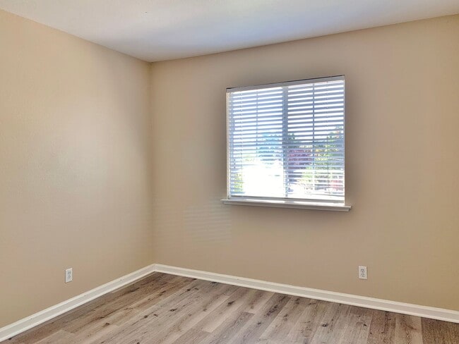 Building Photo - 4 Bedroom Home in Hollister  - No App Fee