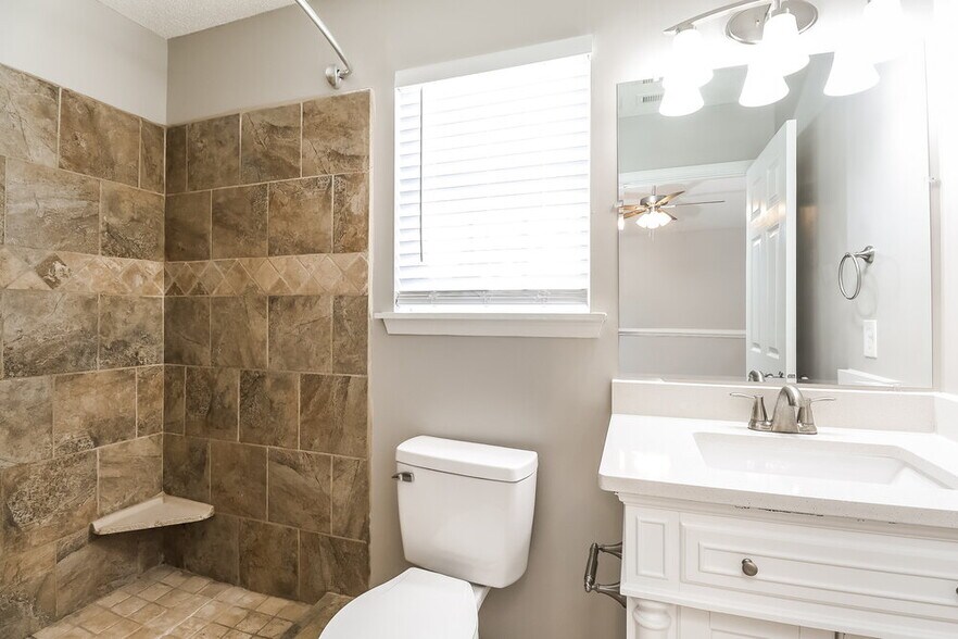 Building Photo - 137 Lantana Dr