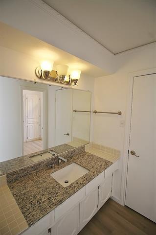 Building Photo - 6014 Lakeshore Dr