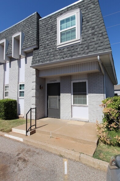 Primary Photo - 11429 N May Ave