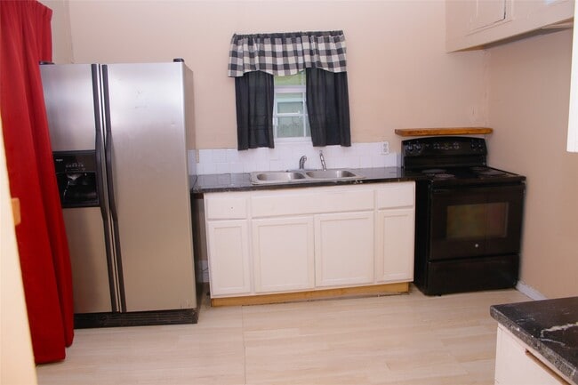 Building Photo - 1310 4th St