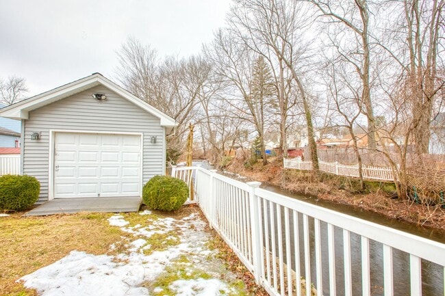 Building Photo - Inviting 3-bedroom, 1.5 bath home nestled in a peaceful and family friendly neighborhood